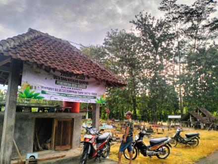 KERJA BHAKTI MEMBERSIHKAN MAKAM 